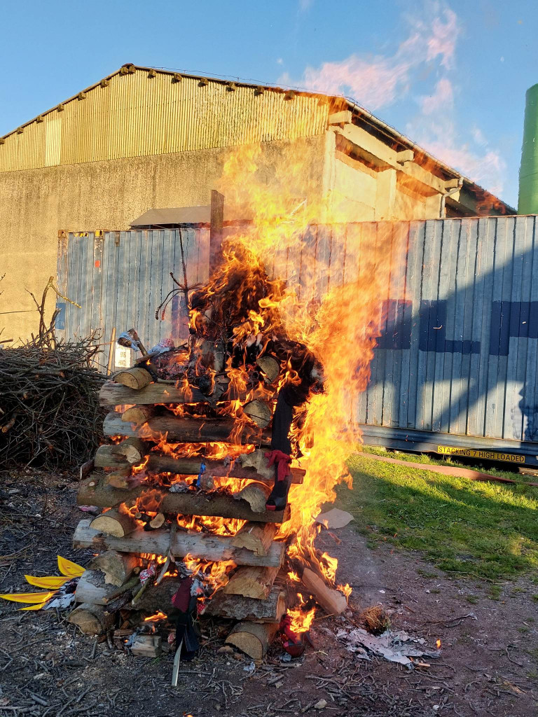 Pálení čarodějnic na hřišti