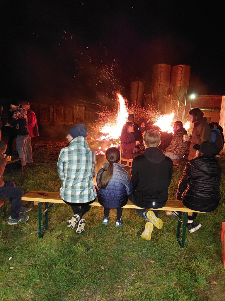 Pálení čarodějnic na hřišti
